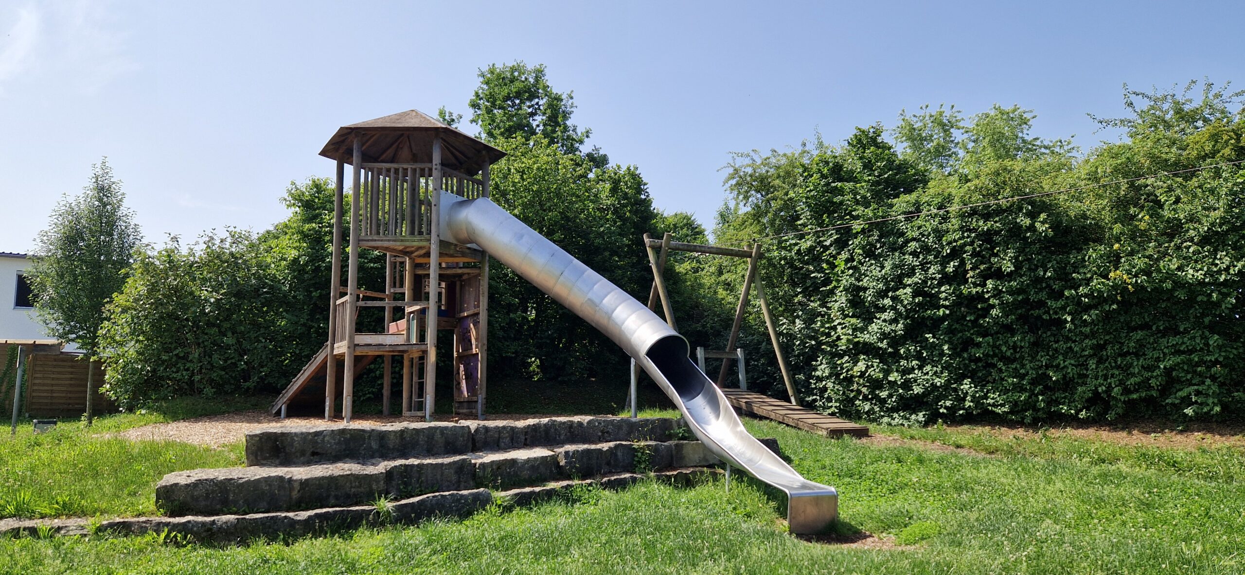 Drewniany plac zabaw, na którym montuje się tyrolki
