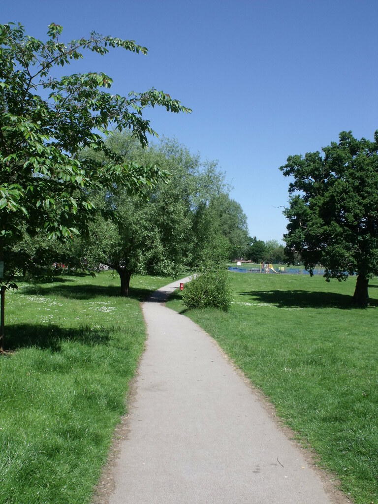 Park miejski ze ścieżkami i placem zabaw w Zabrzu