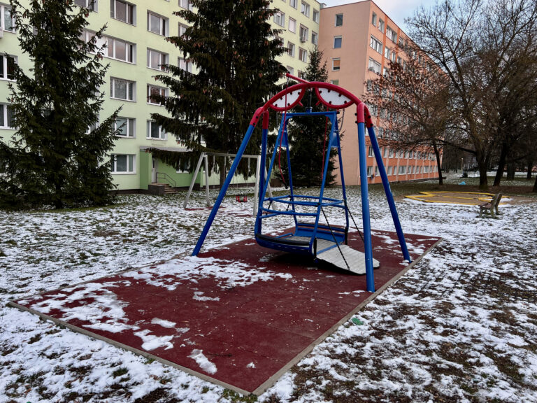 Huśtawka platformowa z podjazdem dla wózka na placu zabaw integracyjnym