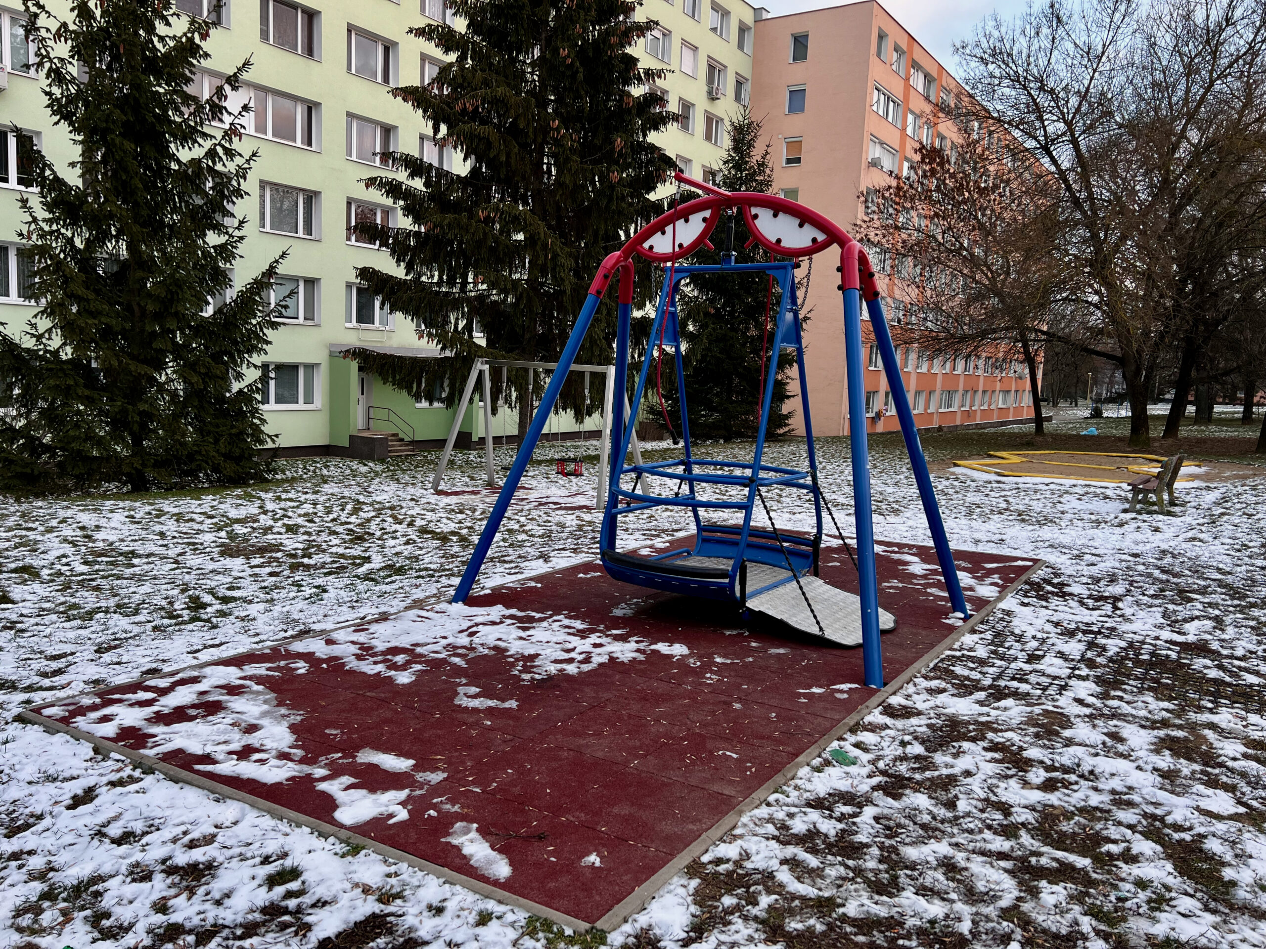 Huśtawka platformowa z podjazdem dla wózka na placu zabaw integracyjnym