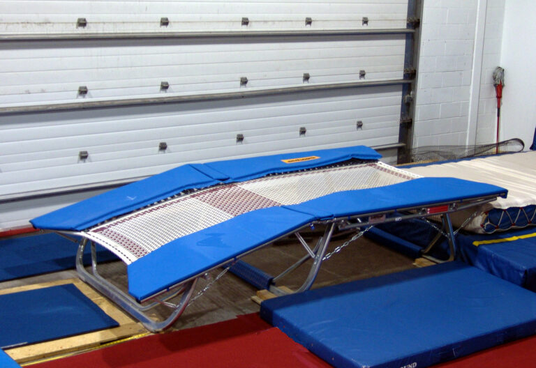 Trampolina z matą i sprężynami, sprzęt do skakania